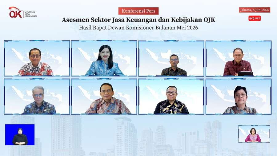 Ketua Dewan Komisioner Otoritas Jasa Keuangan (OJK), Friderica Widyasari Dewi dan Wakil Ketua Dewan Komisioner OJK, Hernawan Bekti Sasongko saat Konferensi Pers Rapat Dewan Komisioner Bulanan (RDKB) Mei 2026 pada Jumat (5/6/2026).