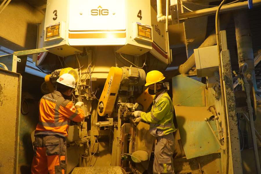 Proses kalibrasi shaft impeller produksi UMKM PT Kawani Tekno Nusantara pada mesin rotary packer di Pabrik Tuban, Jawa Timur.