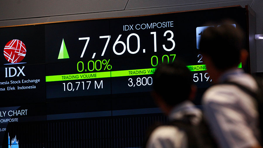 Pelajar melihat layar indeks harga saham gabungan (IHSG) di Bursa Efek Indonesia (BEI), Senin (21/10/2024). (Bloomberg Technoz/Andrean Kristianto)