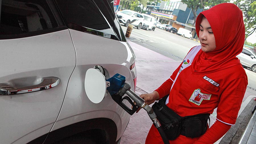 Petugas mengisi BBM jenis Pertamax di SPBU Pertamina Rest Area Tol Tangerang-Jakarta KM 14, Senin (1/4/2024). (Bloomberg Technoz/Andrean Kristianto)