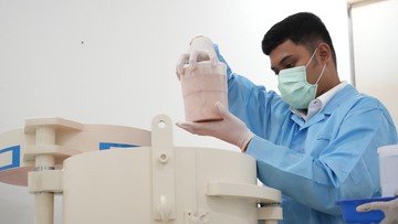Analis Lab melakukan pengujian kontaminasi Cesium-137 pada produk udang di Lab BUSPM Kementerian Kelautan dan Perikanan.Foto: Dok Kementerian Kelautan dan Perikanan