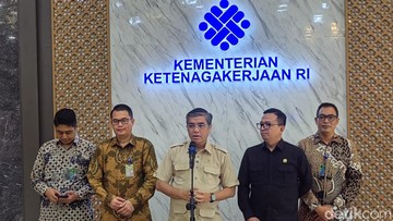 Menteri Ketenagakerjaan (Menaker) Yassierli (tengah)/Foto: Ilyas Fadilah/detikcom