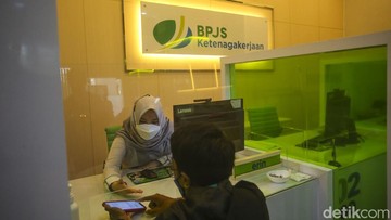Nasabah mendatangi kantor BPJS Ketenagakerjaan untuk mencairkan Jaminan Hari Tua (JHT). Salah satunya di kawasan Sudirman, Jakarta.Foto: Rifkianto Nugroho