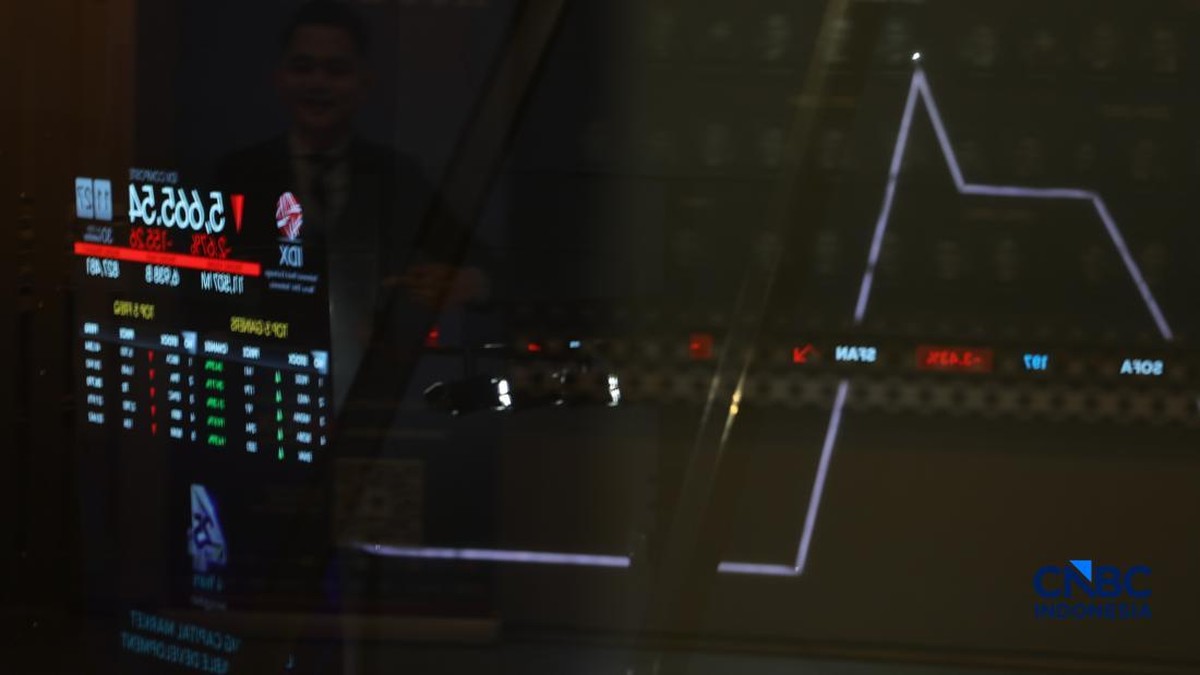 Foto: Layar menampilkan pergerakan Indeks Harga Saham Gabungan (IHSG) di Bursa Efek Indonesia (BEI), Jakarta, Selasa (30/6/2026). (CNBC Indonesia/Tri Susilo)