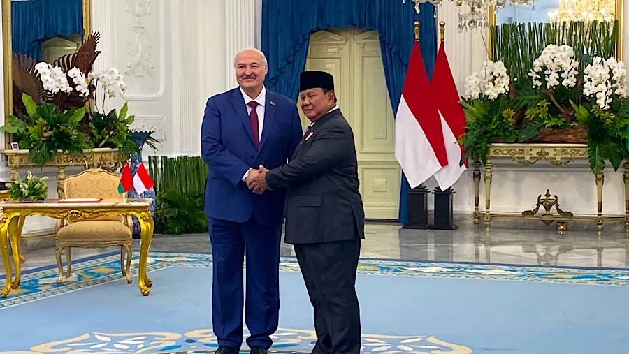 Presiden Prabowo Subianto menerima kunjungan Presiden Belarus Alexander Lukashenko di Istana Negara. (Bloomberg Technoz/Dovana Hasiana)