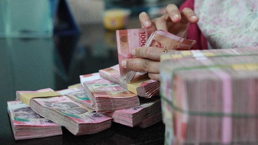 Karyawan menghitung uang rupiah di salah satu tempat penukaran mata uang di Jakarta, Kamis (4/6/2026). (Bloomberg Technoz/Andrean Kristianto)