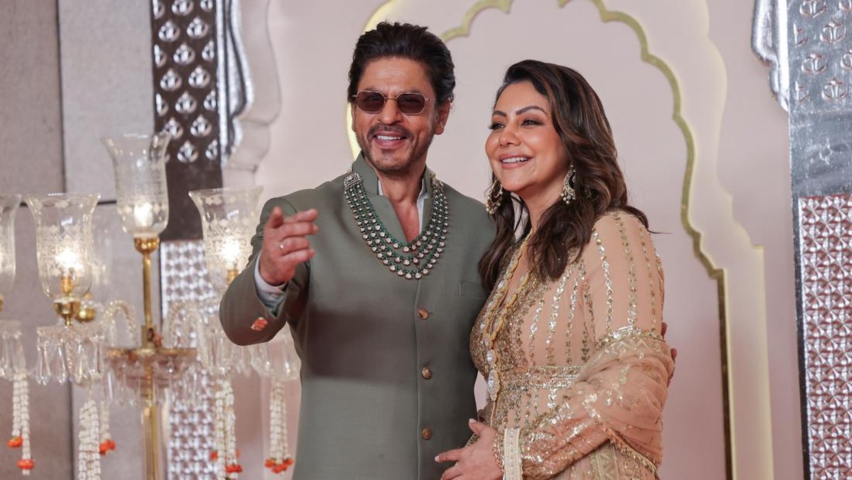 Foto: Aktor Shah Rukh Khan dan istrinya Gauri Khan berpose di karpet merah pada hari pernikahan Anant Ambani dan Radhika Merchant di Mumbai, India, 12 Juli 2024. (REUTERS/Francis Mascarenhas)