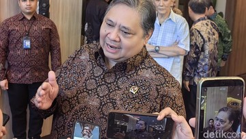 Menko Perekonomian Mendesak Kebijakan Bea Masuk 0% Bahan Baku Plastik untuk Stabilisasi Harga