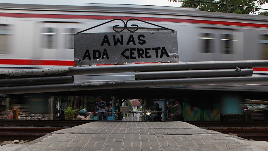 Kendaraan roda dua antre melewati perlintasan kereta api sebidang di Tebet Timur, Jakarta, Kamis (30/4/2026). (Bloomberg Technoz/Andrean Kristianto)