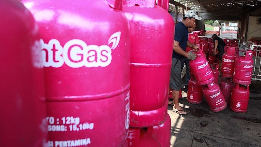 Pekerja menanta tabung gas LPG non subsidi di Pasar Rebo, Jakarta, Senin (20/4/2026). (Bloomberg Technoz/Andrean Kristianto)