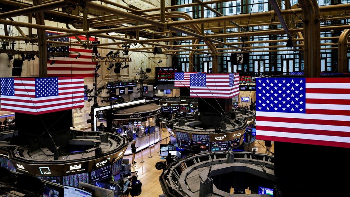 Foto: Bendera Amerika ditampilkan di layar di lantai Bursa Saham New York (NYSE) di Kota New York, AS, 22 September 2025. (REUTERS/Jeenah Moon)